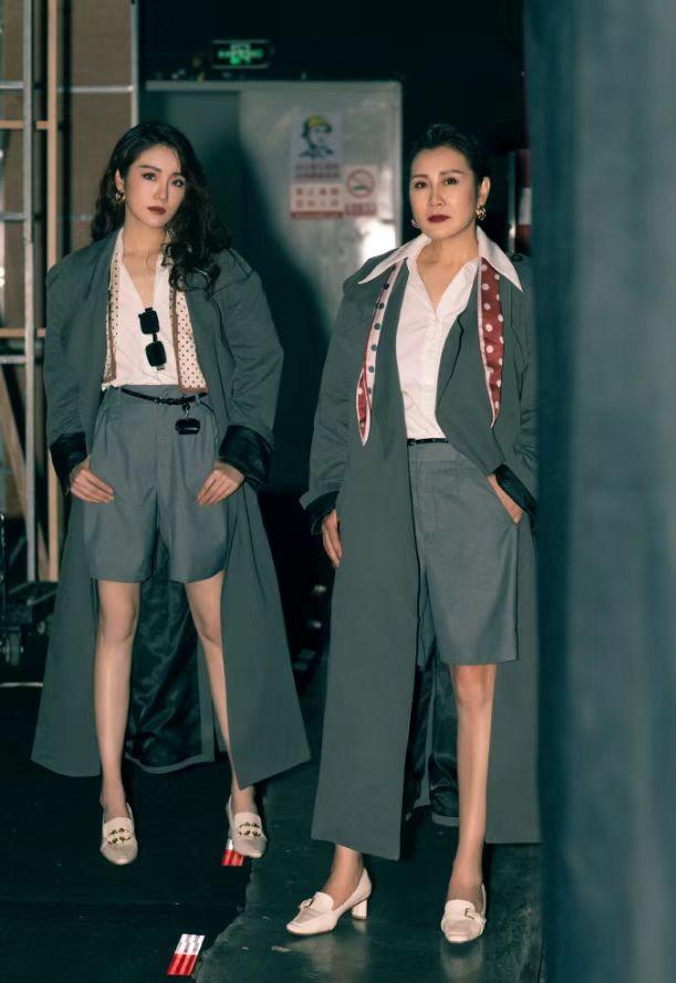 张凯丽罕见跟女儿拍大片,国民妈妈变霸气总裁,60岁看起来像40岁