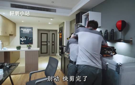 原本是冤家路窄，经过短暂相处后两人逐渐产生好感 ！