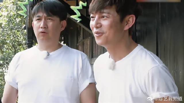 黄磊何炅拜访邻居，谁料一听身份，何炅都惊了