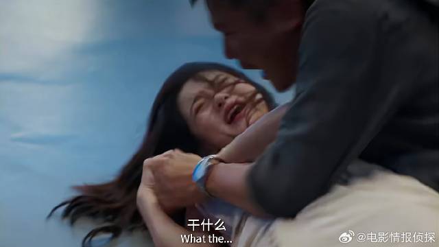 大叔找女记者帮忙 哪想一不小心绊倒，被误会成流氓