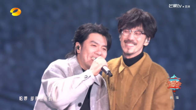 周传雄阿杜同台湖南卫视元宵晚会，献唱黄昏他一定很爱你