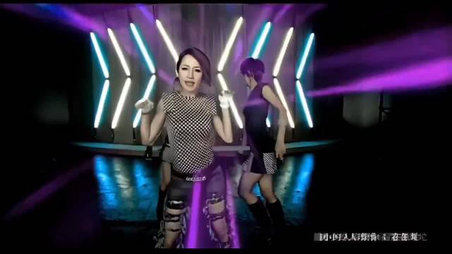 吴京曾出演萧亚轩MV《More More More》男主