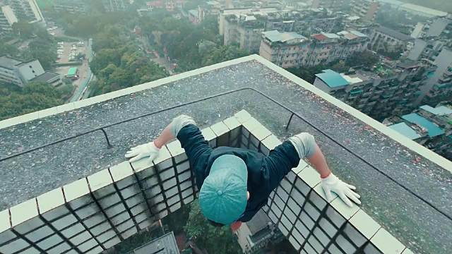 这些训练有素的青年，在楼顶穿梭行侠仗义！ 动作犯罪 惊险刺激 电影推荐