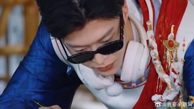 范丞丞虽然不懂但照做，一举牌孟子义盯着他写，全场爆笑