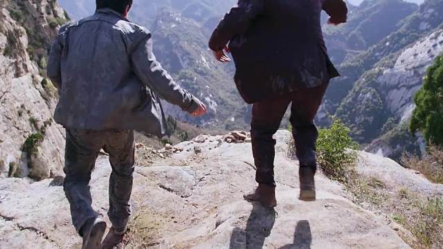 面对进退两年境地，71岁的龙哥选择走滑索！ 惊险刺激 动作片 影视解说