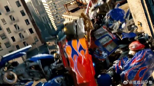 小伙被逼入绝境，跳楼保住火种，幸好擎天柱及时赶到