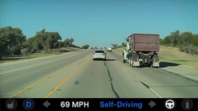 特斯拉Model Y搭载FSD系统成功预判并避免碰撞