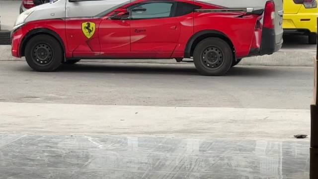 交警：呼叫总部我看见一辆五菱在和法拉利飙车，他们不相上下