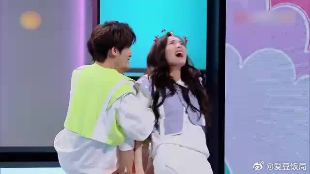 为了抢桩答题，秦霄贤一把将周柯宇推下去，太可怜了