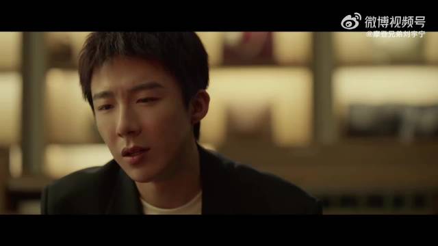 刘宇宁饰演小贝收花反应惊喜，玫瑰丛生展现恋爱幸福