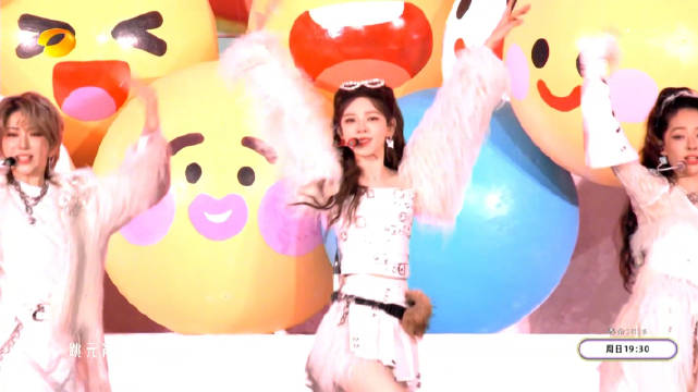 刘忻张予曦郭碧婷演唱《元宵恰恰》舞台