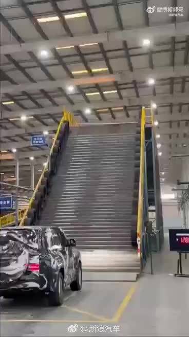 比亚迪厂房复刻天门山天梯，测试车完成1289次极限挑战