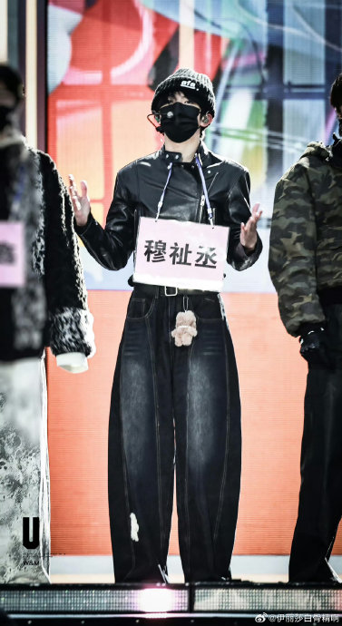 穆祉丞元宵彩排引热议：黑皮衣造型飒爽，与蔡国庆跨界合作《白龙马》