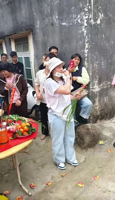 网友们是如何评价全红婵参与家乡年例活动的？