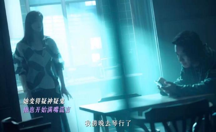 王子文在《玫瑰丛生》里的角色和她之前的古灵精怪形象有什么不同？