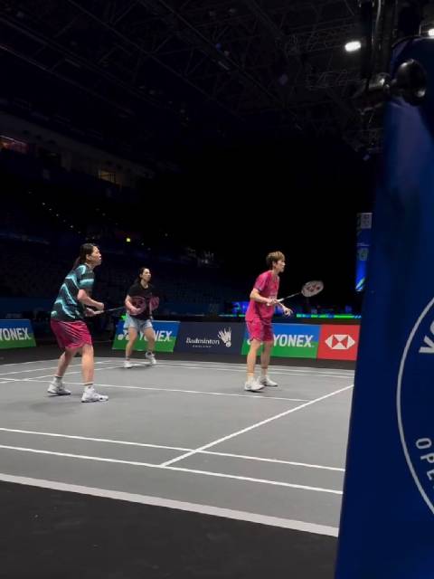 国羽女双组：贾一凡 1v3 适应场地 全英公开赛首日赛程