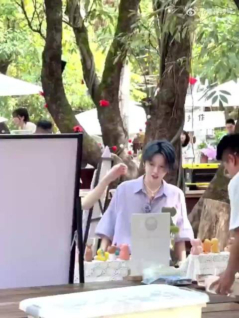 刘雨昕侧颜路透图展现金边轮廓