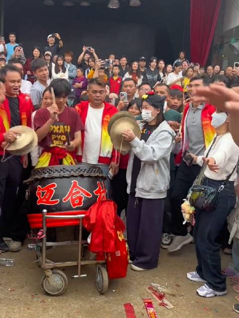 全红婵元宵节冒雨打镲助兴村年例