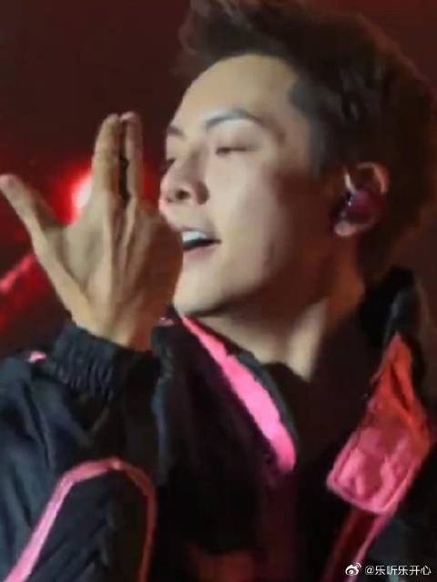 陈伟霆音乐节跳起《刀马》，还是一如既往的帅