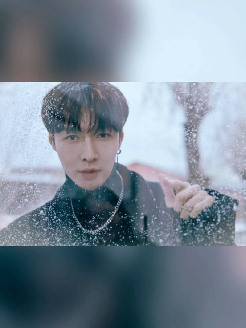 就是这么浪漫！雪景与帅哥很配，氛围感拉满了，这不就是偶像剧男主嘛！