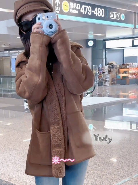 孟子义用拍立得宠粉，温柔称呼粉丝亲爱的