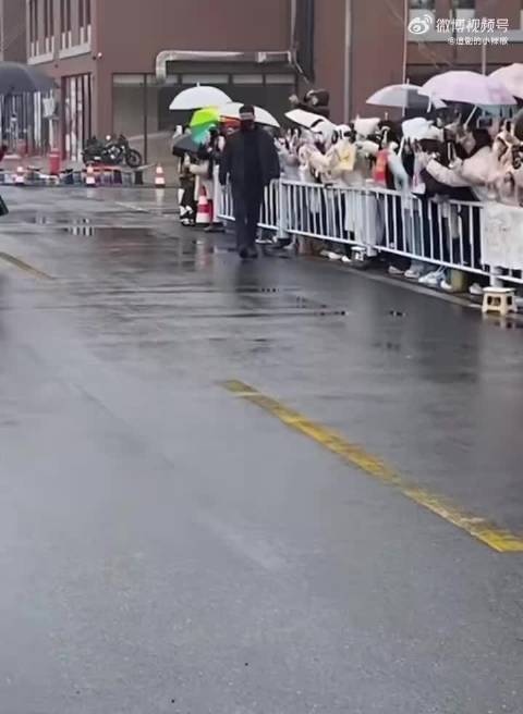 虞书欣的每日穿搭秀 ​​​可以去学学穿搭～穿的太可怕了 ​这是什么雷霆穿搭