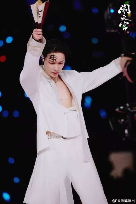 张艺兴的舞蹈为什么被粉丝称作‘教科书级balance的极致呈现’？