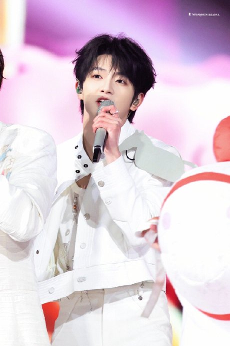 穆祉丞搭档蔡国庆《白龙马》引爆元宵，跨代合作可爱出圈