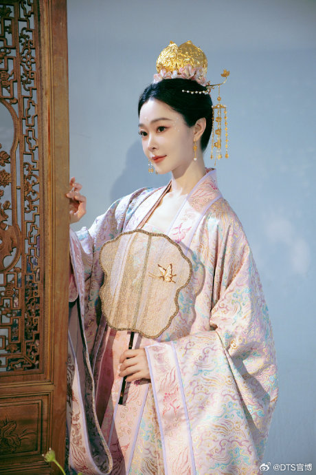 宋轶和欧阳娜娜等四位艺人在元宵晚会上的汉服造型，具体是参考了哪个朝代的服饰？