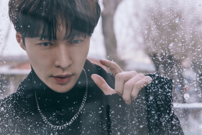 张艺兴工作室在重要节日发布营业照的频率和规律是怎样的？