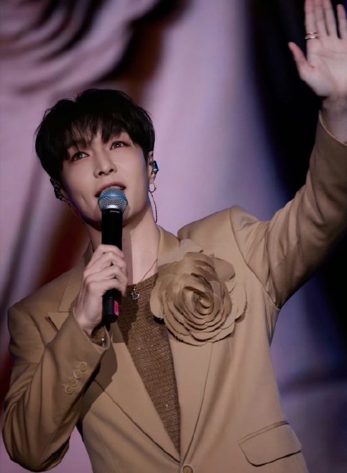 张艺兴和粉丝‘贝壳’之间有过哪些令人印象深刻的双向奔赴故事？