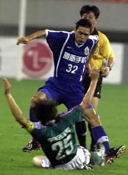 范志毅送给余华的球衣和足球是哪个时期的物品？