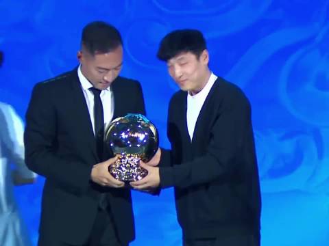 武磊为吴曦颁发2025中国金球奖