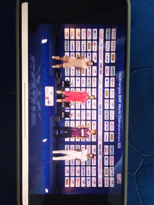 羽毛球界和球迷们对石宇奇的这次爆冷失利有何主要看法和反应？