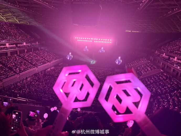 颜人中演唱会断电清唱感动全场，补偿加场彰显诚意