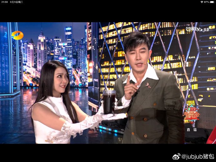 低温舞台上的Girls Help Girls！沈梦辰为冻得发抖的薛凯琪披外套