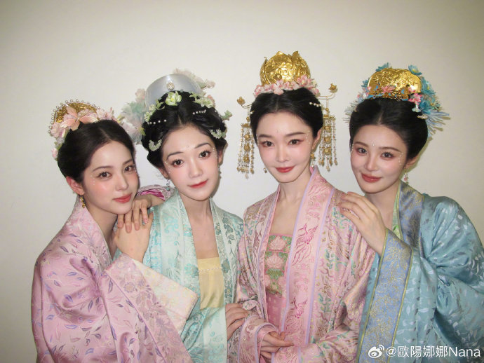 晚会导演组为何选择宋轶、希林娜依·高、姚晓棠、欧阳娜娜这四位嘉宾同台表演？