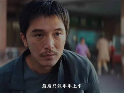 女子为制造见面机会扣下男子假肢