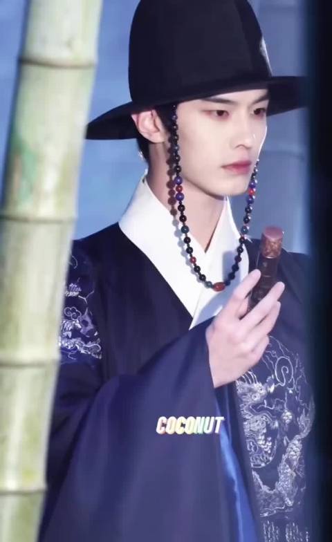 何与《窈窈有期》萧靖西竹林路透曝光，古装造型适配度高