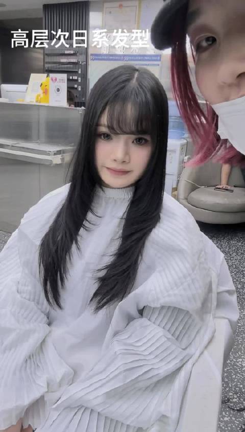 高层次剪裁发型灵动如动漫女主，发丝动感闪耀