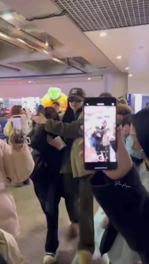 张艺凡机场假扮保镖引热议