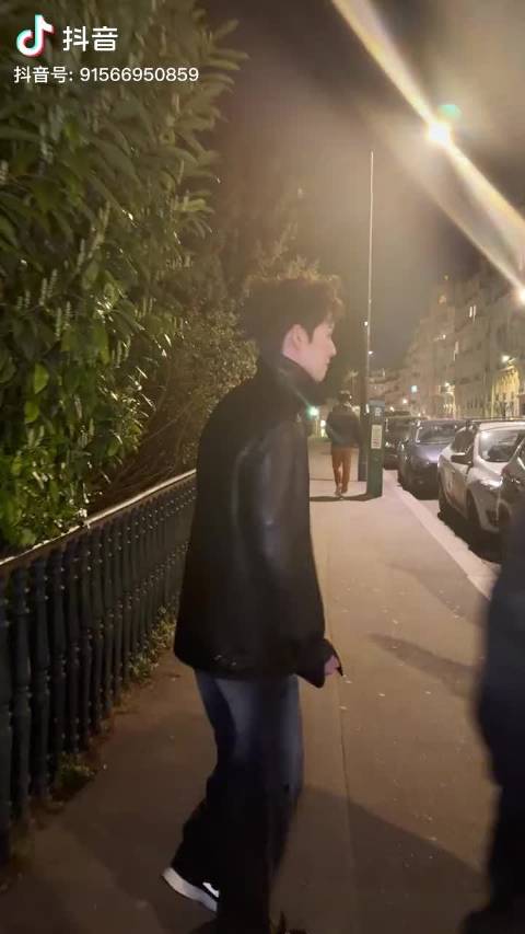 小室又调皮了，调戏李昀锐有一套，轻轻松松把李昀锐吊成翘嘴