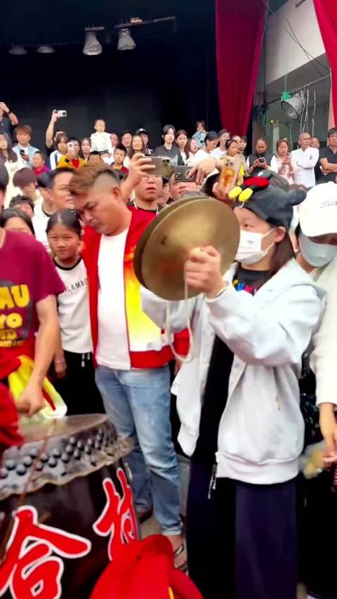 全红婵现身迈合村元宵活动打镲，奥运备战状态引关注