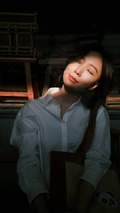 不与旁人论长短，只向自己寻坦荡，清醒自持，永远热烈