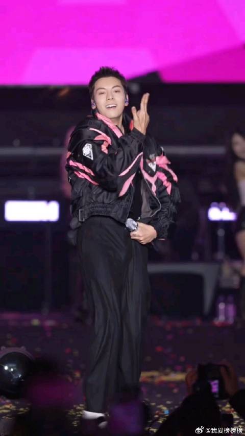 陈伟霆音乐节跳刀马刀马舞，笑得合不拢嘴，连音乐停了还在跳