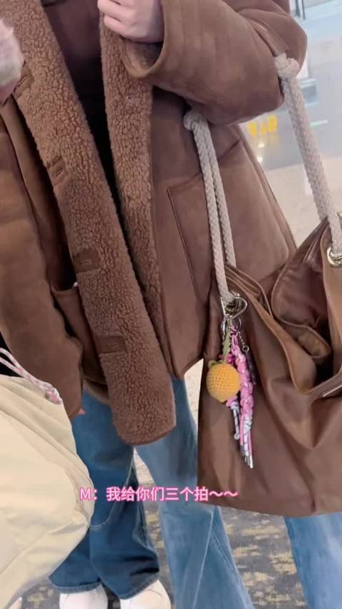 孟子义机场为粉丝拍拍立得，双向记录暖心互动