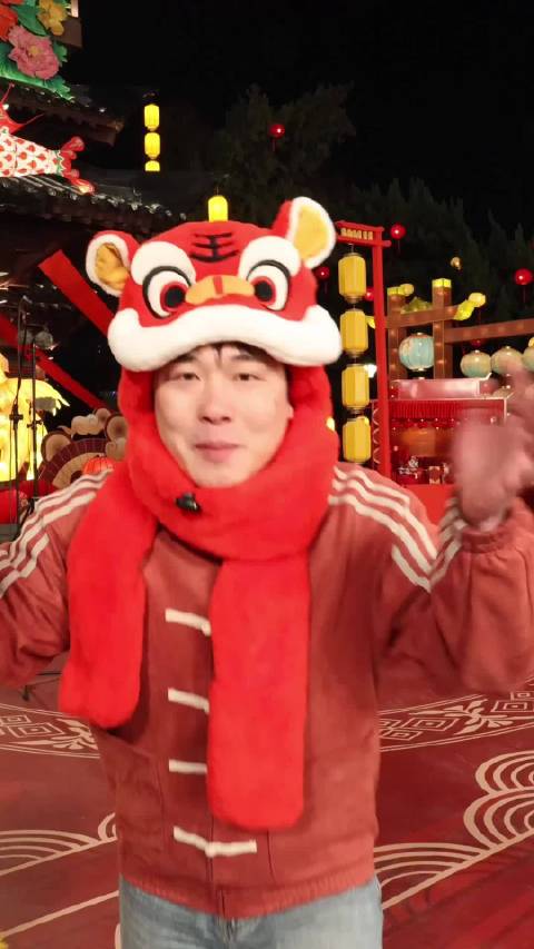 花灯逢元夜，今宵共团圆