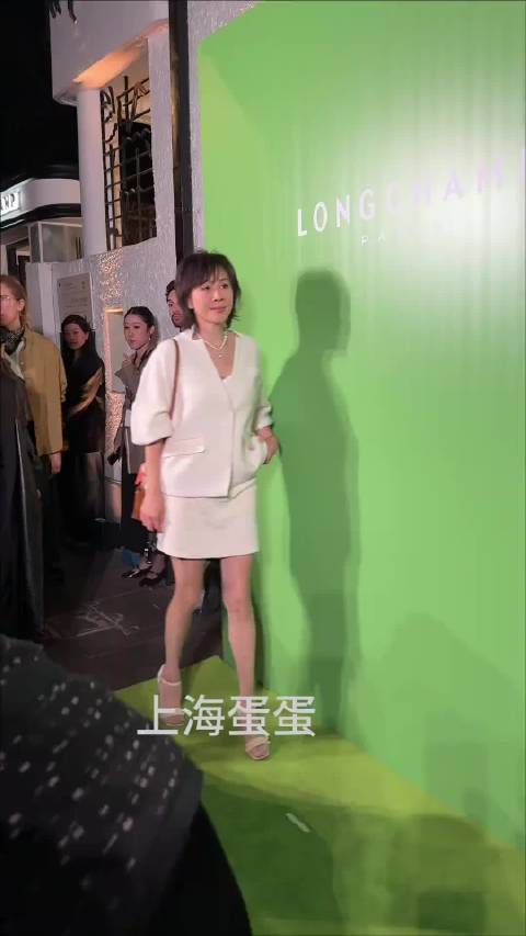 刘嘉玲老钱风套装亮相 线下状态真好