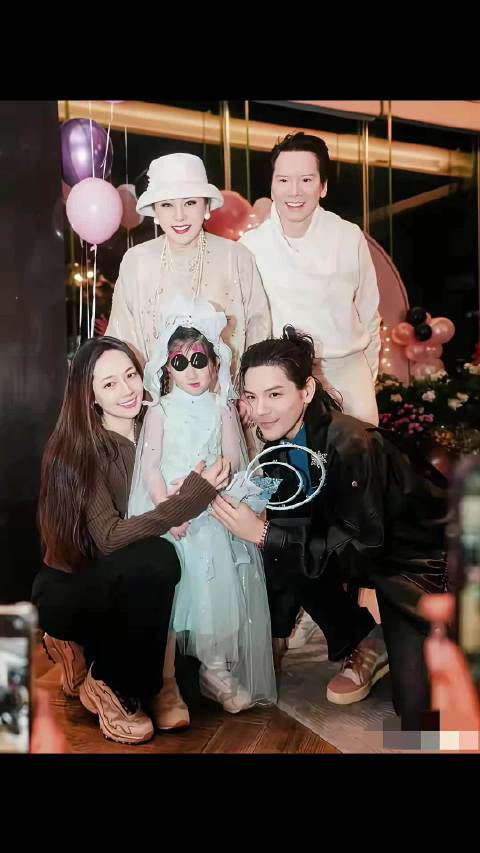 向家5岁小公主向芷受宠，敢捏向佐鼻子叫向华强强强