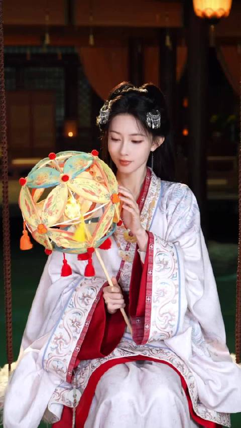 孟子义元宵节荡秋千玩花灯吃黑芝麻汤圆